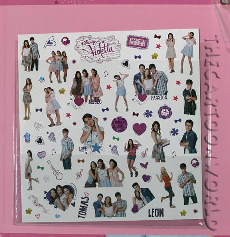 Album FOTO e ATTIVITA Disney VIOLETTA con STENCIL e Adesivi - IO E VIOLETTA