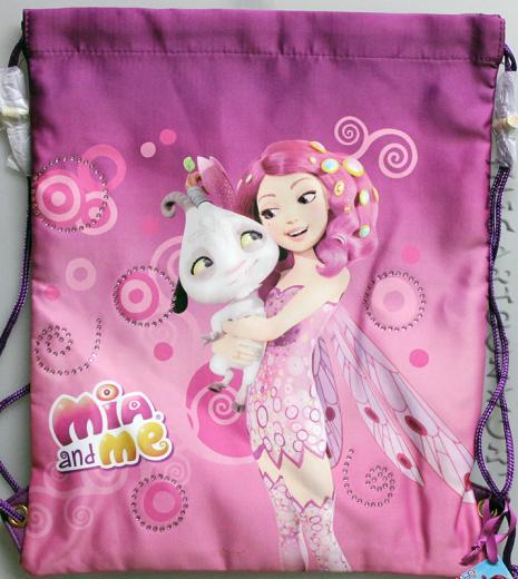 ROPA de MANTA de LANA a CUADROS CON la BOLSA de DEPORTES de DISNEY MIA y ME