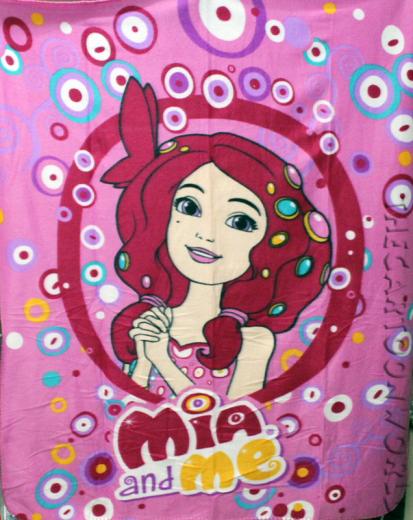 ROPA de MANTA de LANA a CUADROS CON la BOLSA de DEPORTES de DISNEY MIA y ME