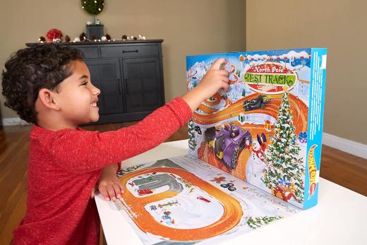 Hot Wheels Calendario dell'Avvento da Collezione con Veicoli e Tanti Accessori