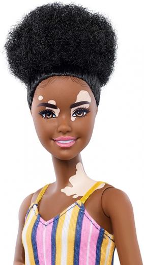 Barbie Fashionistas Bambola con Vitiligine e Capelli Ricci Castani, GHW51