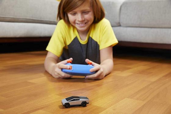 Hot Wheels -Macchinina da Corsa Ricaricabile Radio con Controller e Adattatore